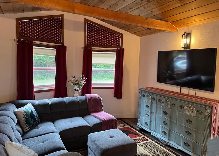 Pet Friendly hotel: Nauti Otter Inn And Yurt Village